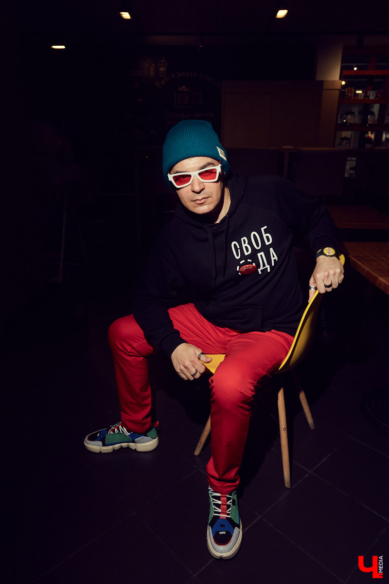 Игорь Сидоров преподает в школе № 22. Можно ли, работая учителем, совмещать требования к внешнему виду и носить любимые вещи?