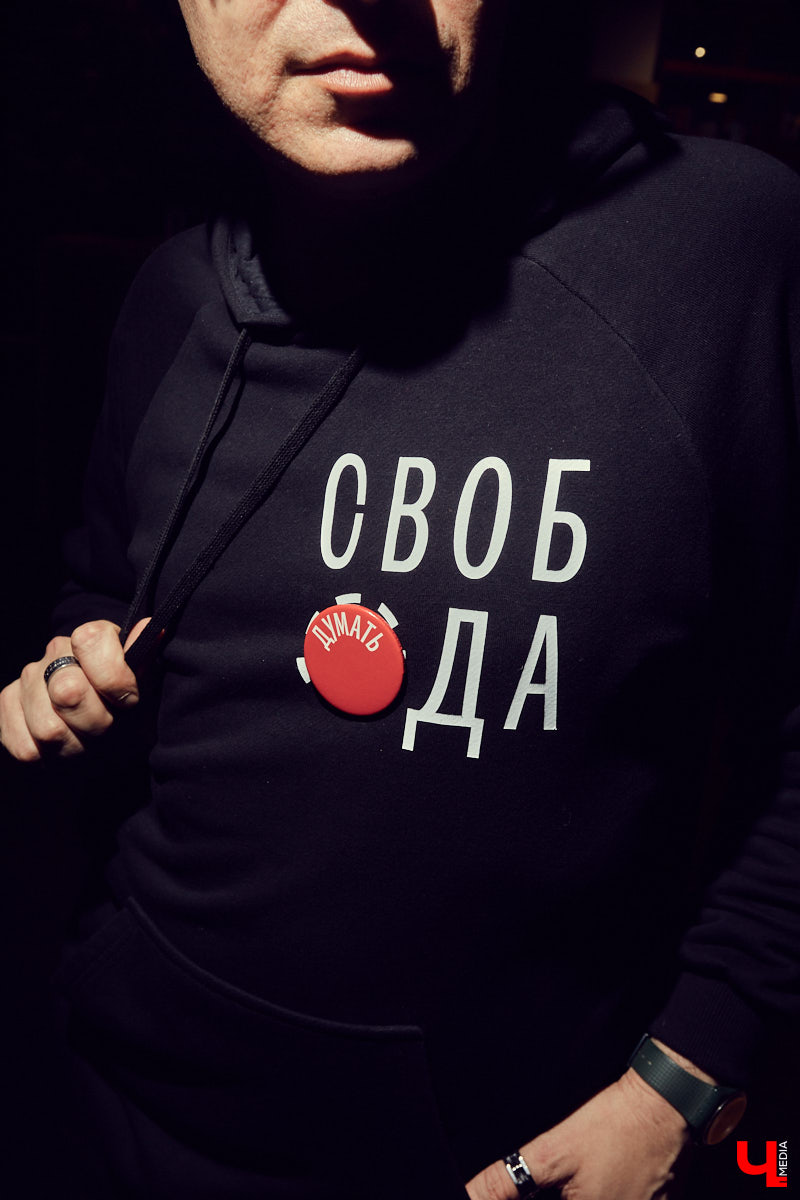 Игорь Сидоров преподает в школе № 22. Можно ли, работая учителем, совмещать требования к внешнему виду и носить любимые вещи?