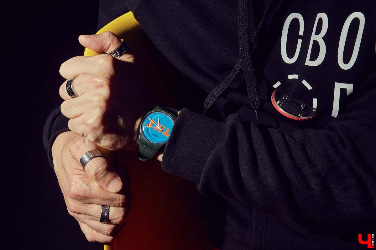 Игорь Сидоров преподает в школе № 22. Можно ли, работая учителем, совмещать требования к внешнему виду и носить любимые вещи?