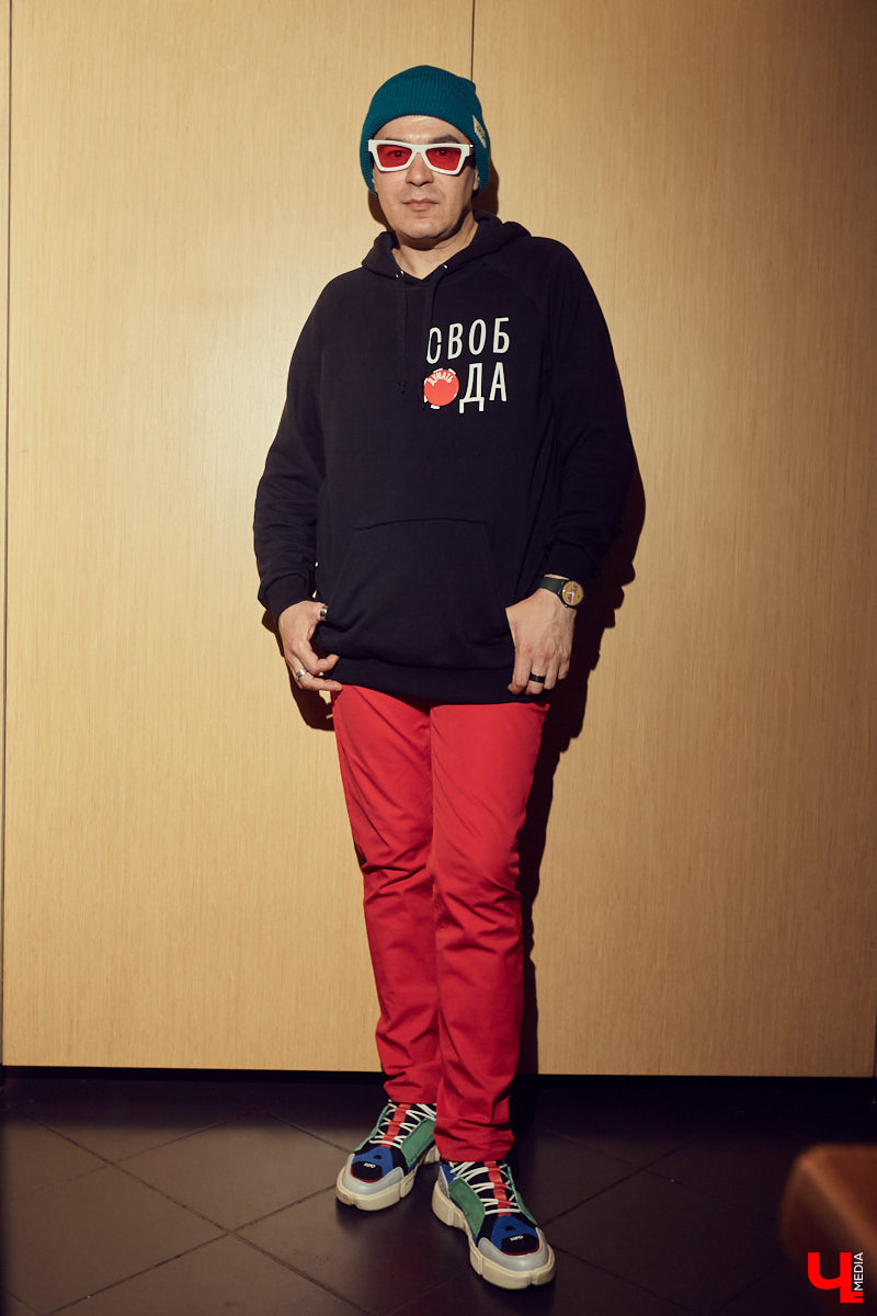 Игорь Сидоров преподает в школе № 22. Можно ли, работая учителем, совмещать требования к внешнему виду и носить любимые вещи?