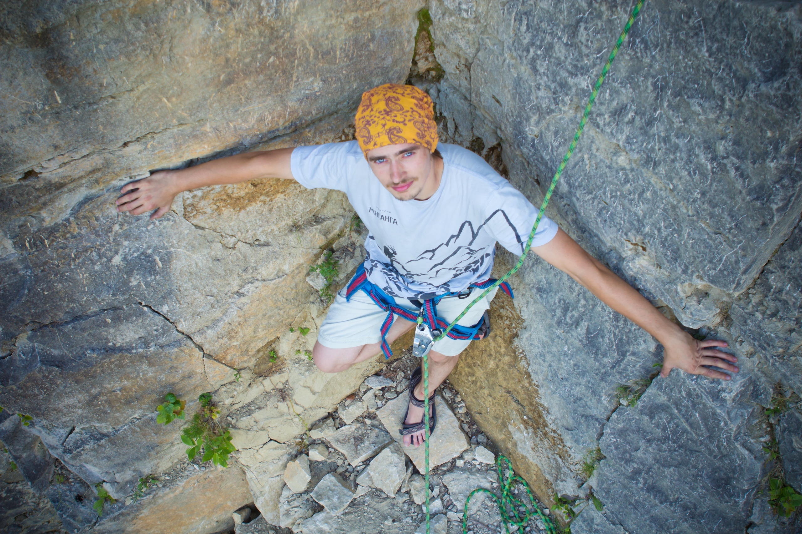 Сергей Кузнецов - турист со стажем более 20 лет. Он впервые поднялся в горы, а это были Хибины, в 13 и до сих пор покоряет вершины