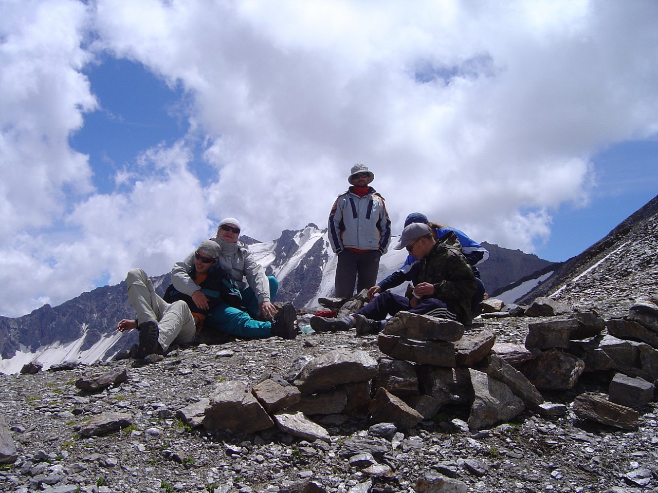 Сергей Кузнецов - турист со стажем более 20 лет. Он впервые поднялся в горы, а это были Хибины, в 13 и до сих пор покоряет вершины