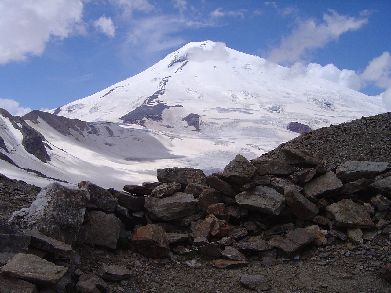 Сергей Кузнецов - турист со стажем более 20 лет. Он впервые поднялся в горы, а это были Хибины, в 13 и до сих пор покоряет вершины