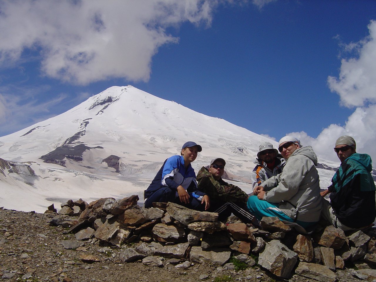 Сергей Кузнецов - турист со стажем более 20 лет. Он впервые поднялся в горы, а это были Хибины, в 13 и до сих пор покоряет вершины