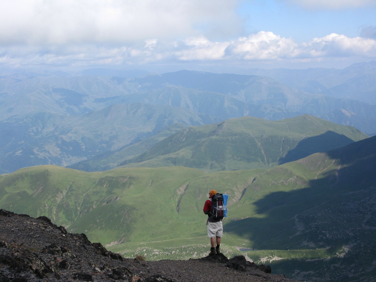 Сергей Кузнецов - турист со стажем более 20 лет. Он впервые поднялся в горы, а это были Хибины, в 13 и до сих пор покоряет вершины