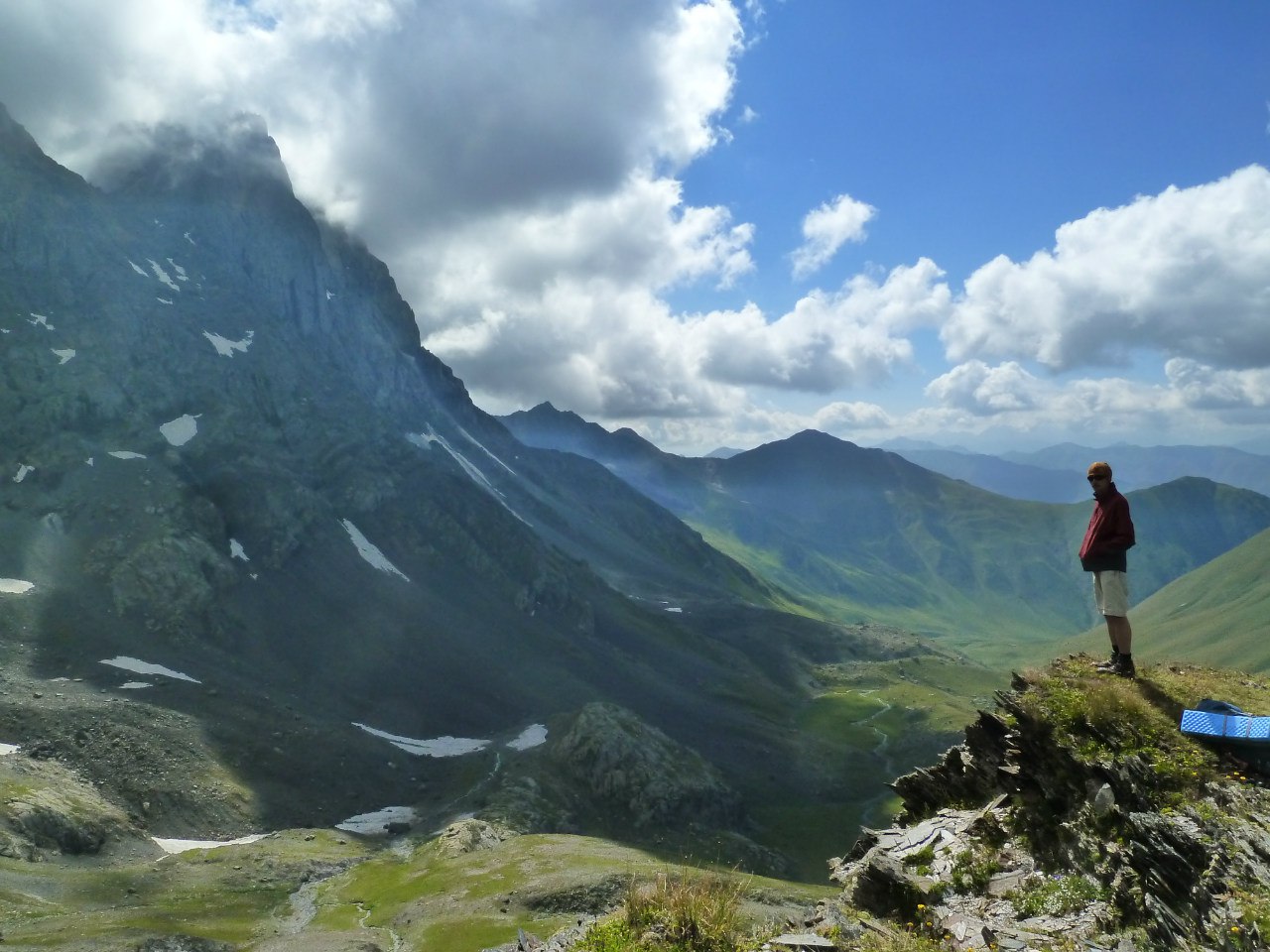 Сергей Кузнецов - турист со стажем более 20 лет. Он впервые поднялся в горы, а это были Хибины, в 13 и до сих пор покоряет вершины