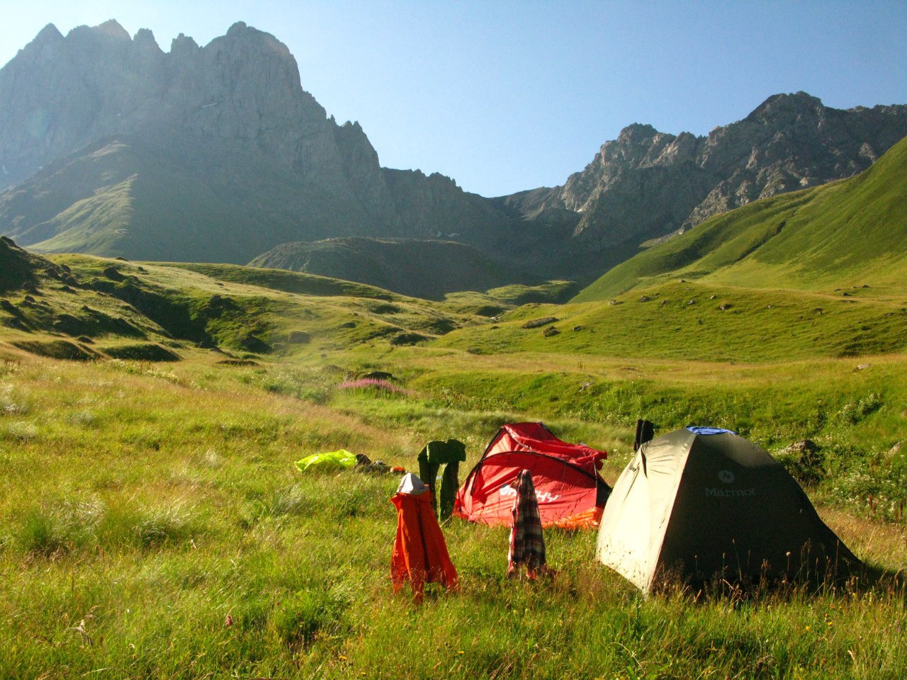 Сергей Кузнецов - турист со стажем более 20 лет. Он впервые поднялся в горы, а это были Хибины, в 13 и до сих пор покоряет вершины