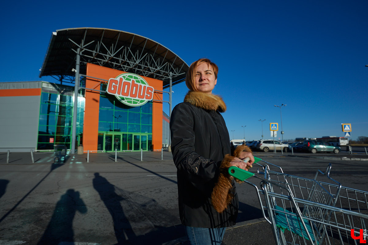 Бренд-шеф кулинарной студии Roulet Дмитрий Орловский убедил координатора проекта «Лиза Алерт» Валентину Савинову, что месить тесто не так и страшно