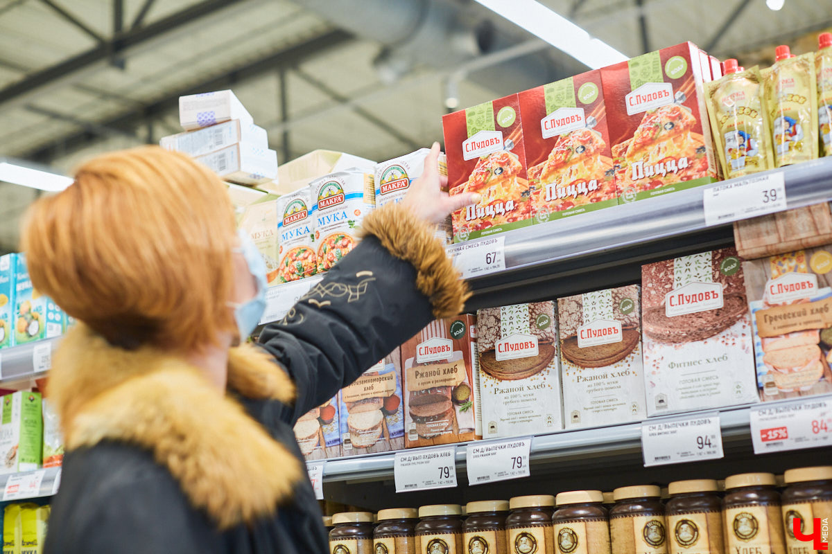 Бренд-шеф кулинарной студии Roulet Дмитрий Орловский убедил координатора проекта «Лиза Алерт» Валентину Савинову, что месить тесто не так и страшно