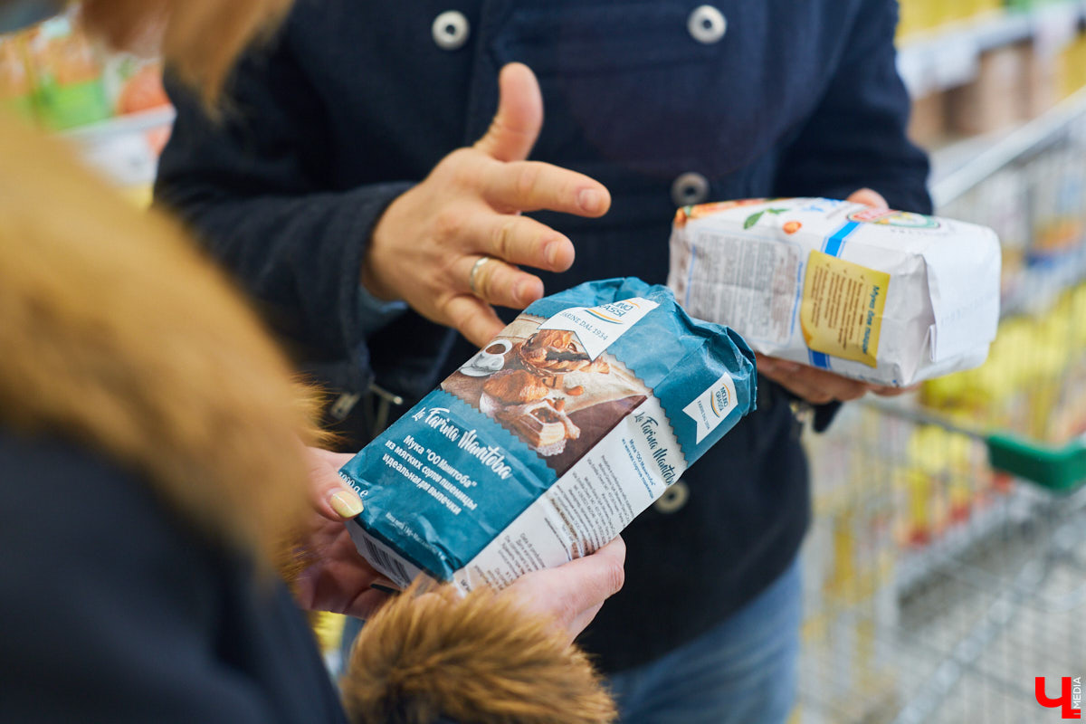 Бренд-шеф кулинарной студии Roulet Дмитрий Орловский убедил координатора проекта «Лиза Алерт» Валентину Савинову, что месить тесто не так и страшно