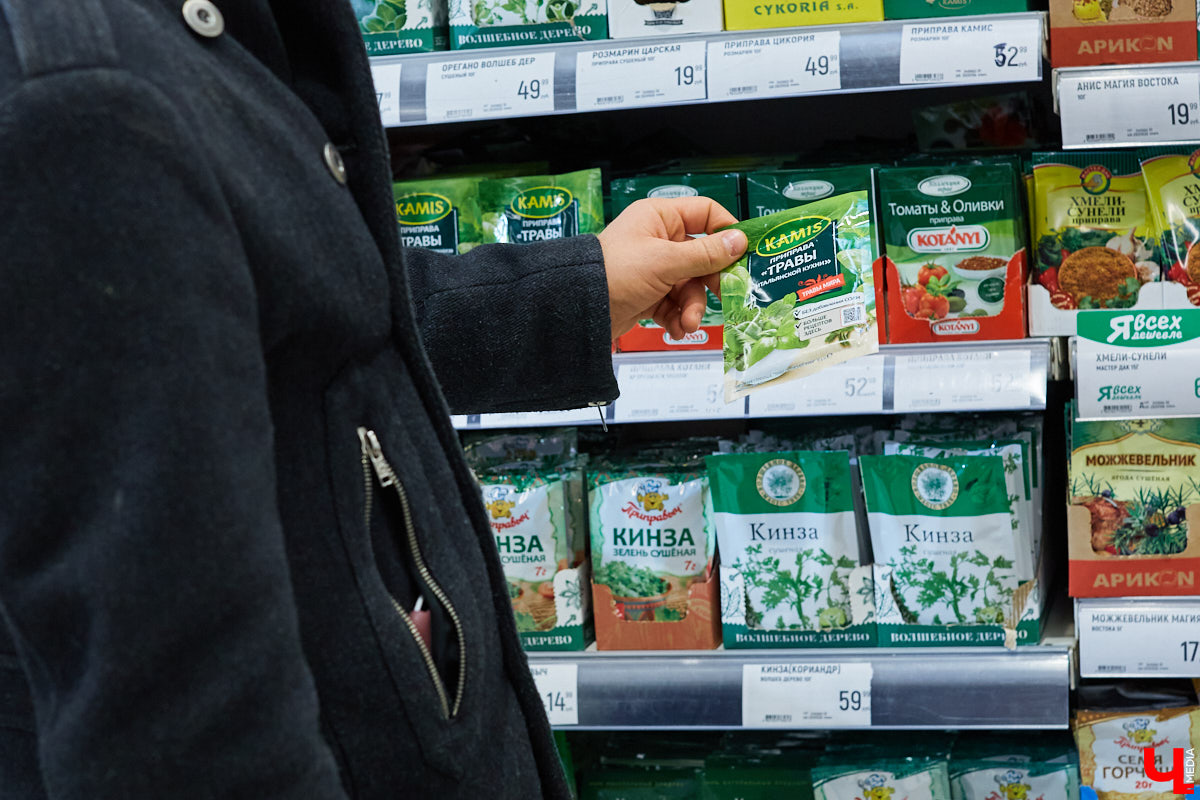 Бренд-шеф кулинарной студии Roulet Дмитрий Орловский убедил координатора проекта «Лиза Алерт» Валентину Савинову, что месить тесто не так и страшно