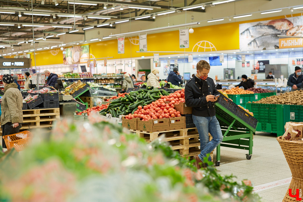 Бренд-шеф кулинарной студии Roulet Дмитрий Орловский убедил координатора проекта «Лиза Алерт» Валентину Савинову, что месить тесто не так и страшно