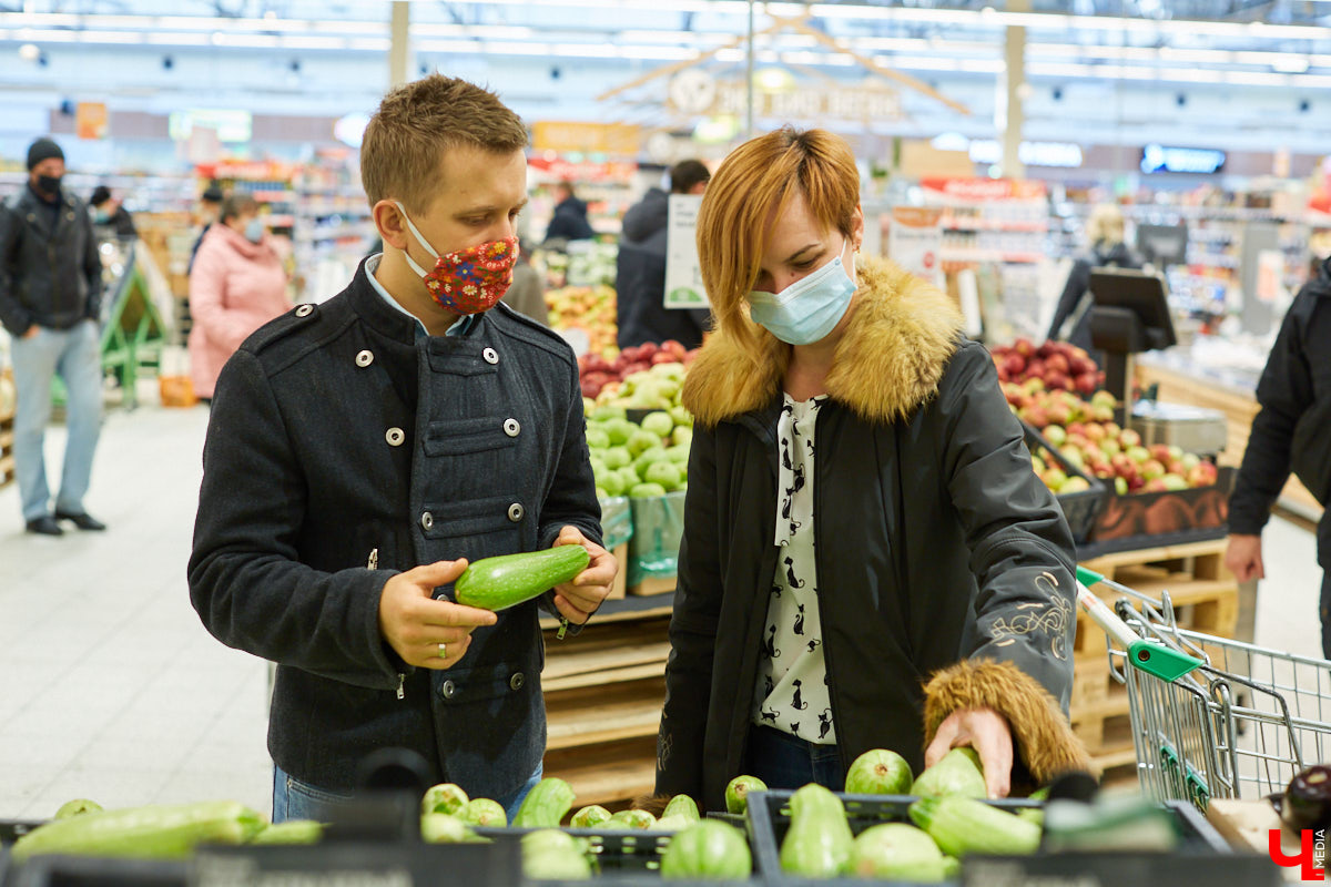 Бренд-шеф кулинарной студии Roulet Дмитрий Орловский убедил координатора проекта «Лиза Алерт» Валентину Савинову, что месить тесто не так и страшно