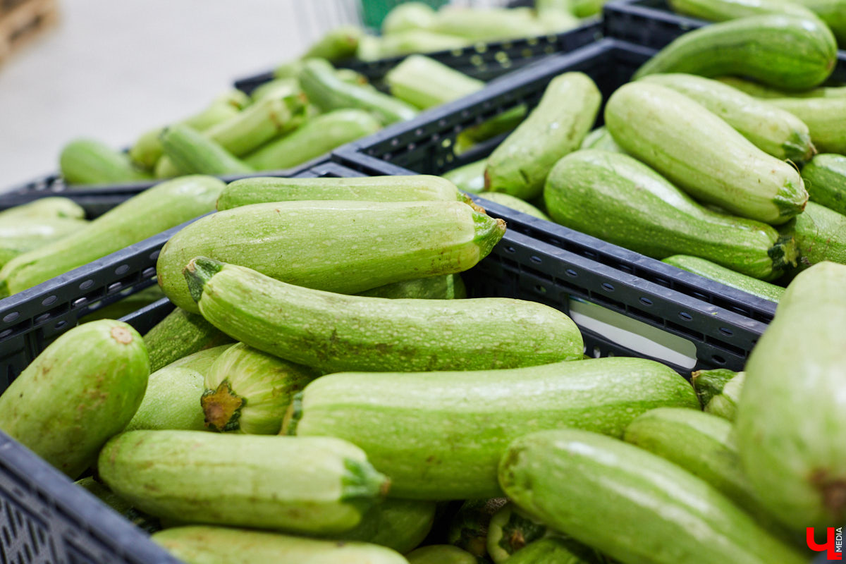 Бренд-шеф кулинарной студии Roulet Дмитрий Орловский убедил координатора проекта «Лиза Алерт» Валентину Савинову, что месить тесто не так и страшно