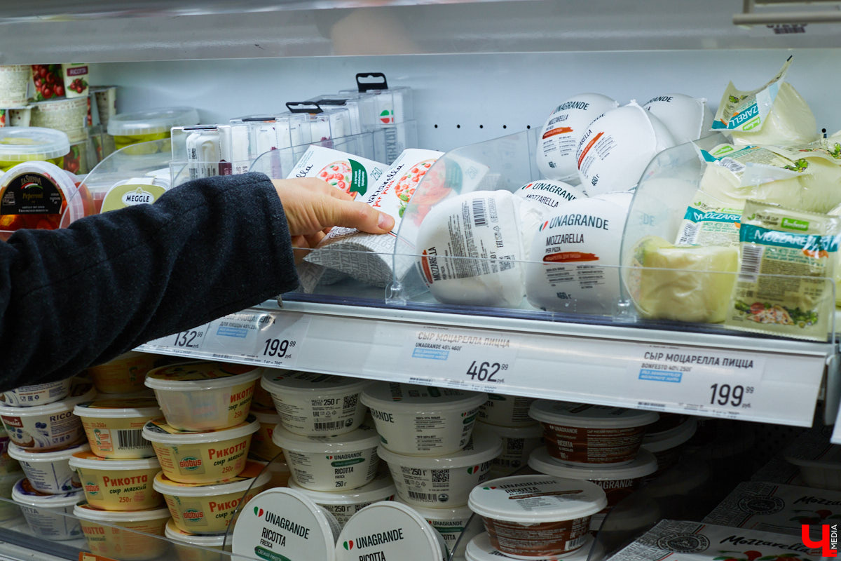 Бренд-шеф кулинарной студии Roulet Дмитрий Орловский убедил координатора проекта «Лиза Алерт» Валентину Савинову, что месить тесто не так и страшно