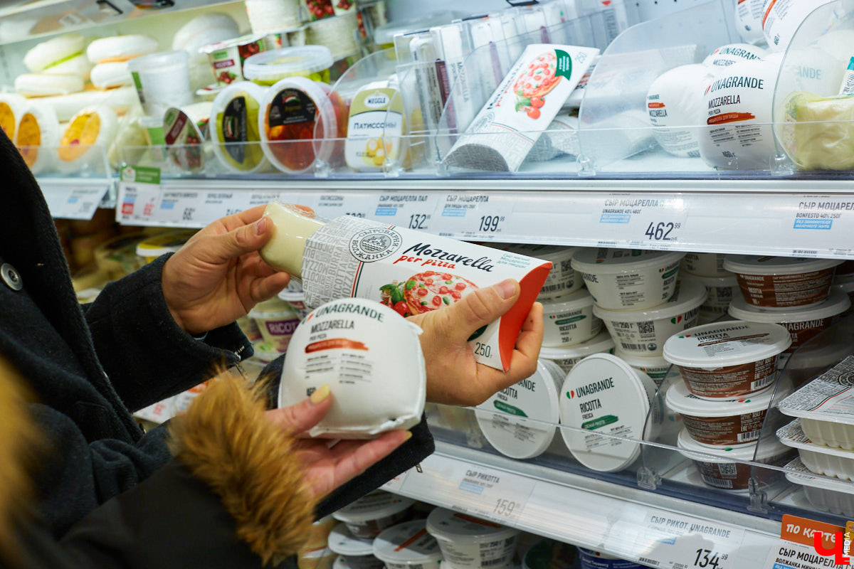 Бренд-шеф кулинарной студии Roulet Дмитрий Орловский убедил координатора проекта «Лиза Алерт» Валентину Савинову, что месить тесто не так и страшно