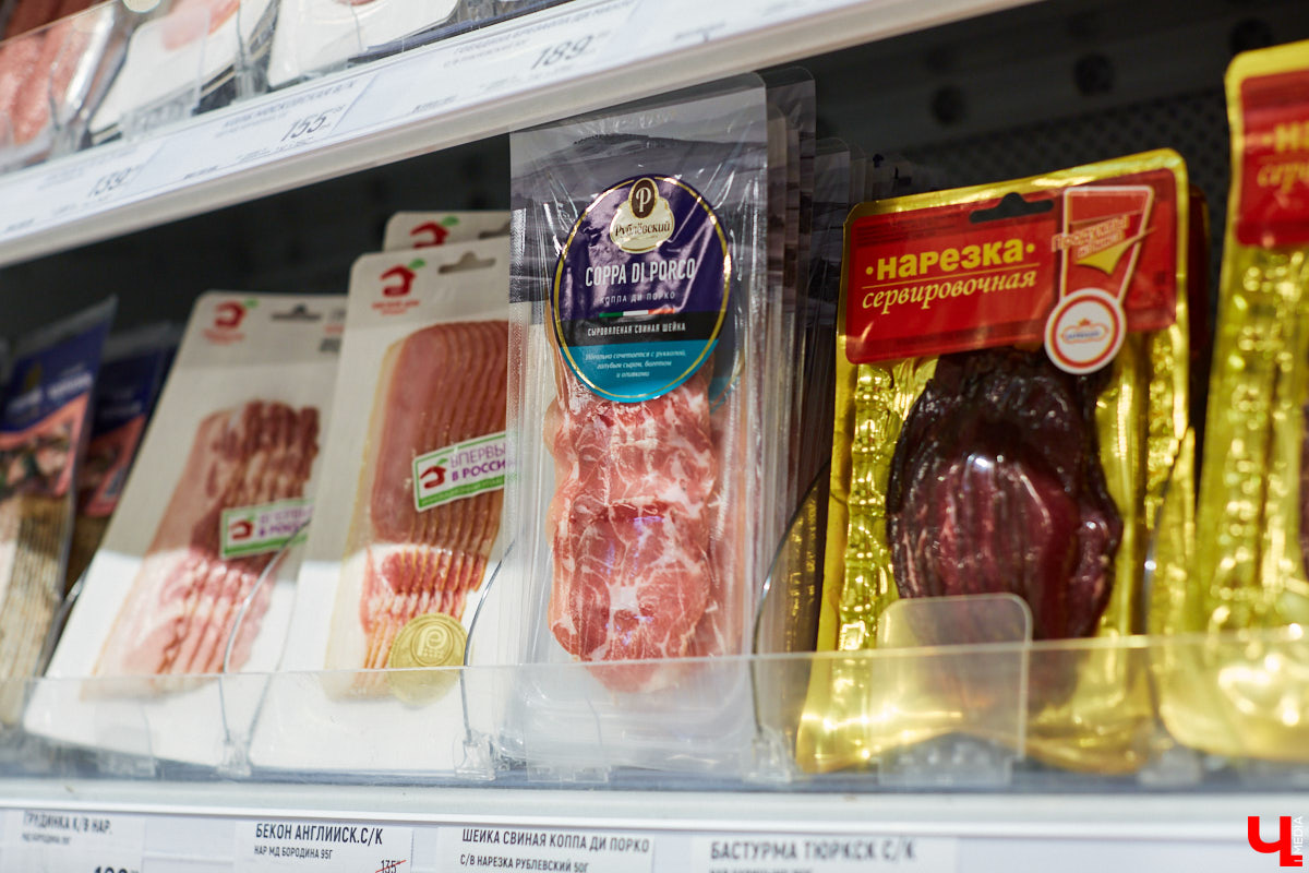 Бренд-шеф кулинарной студии Roulet Дмитрий Орловский убедил координатора проекта «Лиза Алерт» Валентину Савинову, что месить тесто не так и страшно