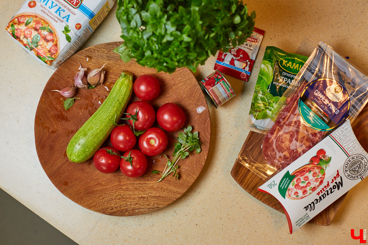 Бренд-шеф кулинарной студии Roulet Дмитрий Орловский убедил координатора проекта «Лиза Алерт» Валентину Савинову, что месить тесто не так и страшно