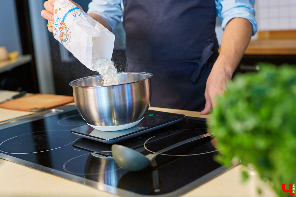 Бренд-шеф кулинарной студии Roulet Дмитрий Орловский убедил координатора проекта «Лиза Алерт» Валентину Савинову, что месить тесто не так и страшно