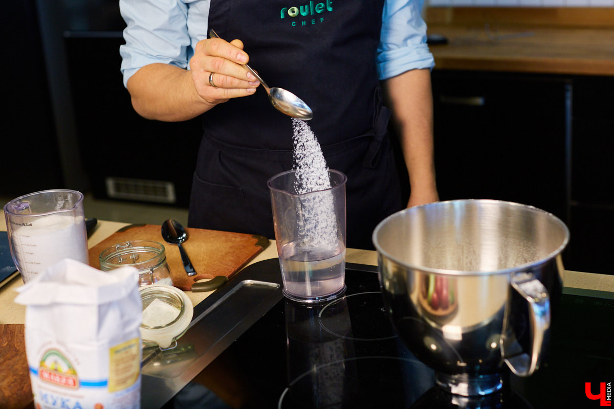 Бренд-шеф кулинарной студии Roulet Дмитрий Орловский убедил координатора проекта «Лиза Алерт» Валентину Савинову, что месить тесто не так и страшно