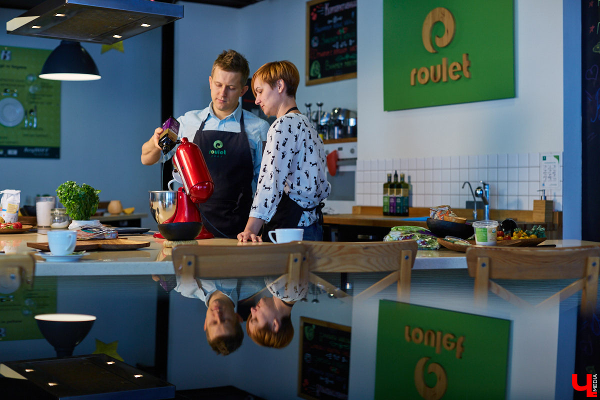 Бренд-шеф кулинарной студии Roulet Дмитрий Орловский убедил координатора проекта «Лиза Алерт» Валентину Савинову, что месить тесто не так и страшно