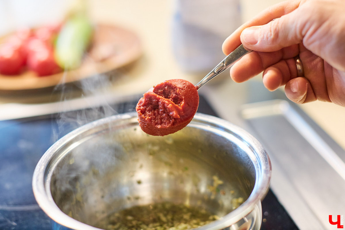 Бренд-шеф кулинарной студии Roulet Дмитрий Орловский убедил координатора проекта «Лиза Алерт» Валентину Савинову, что месить тесто не так и страшно