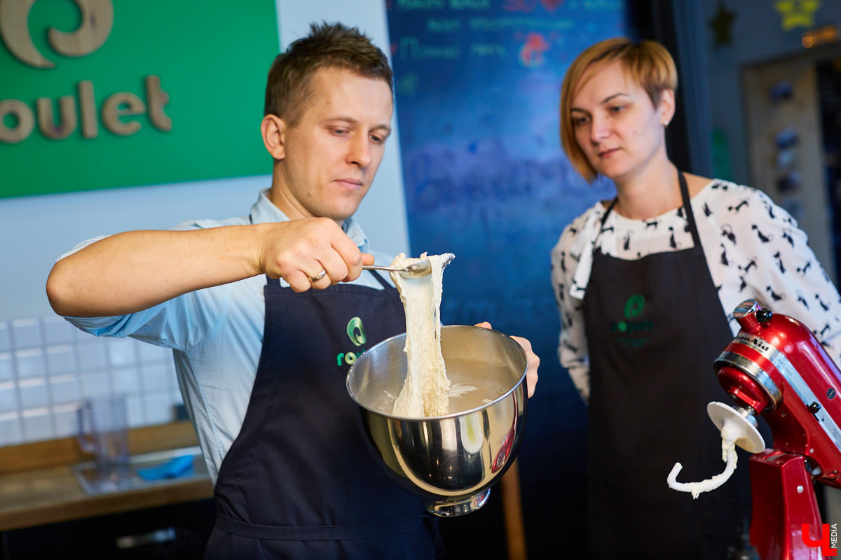 Бренд-шеф кулинарной студии Roulet Дмитрий Орловский убедил координатора проекта «Лиза Алерт» Валентину Савинову, что месить тесто не так и страшно