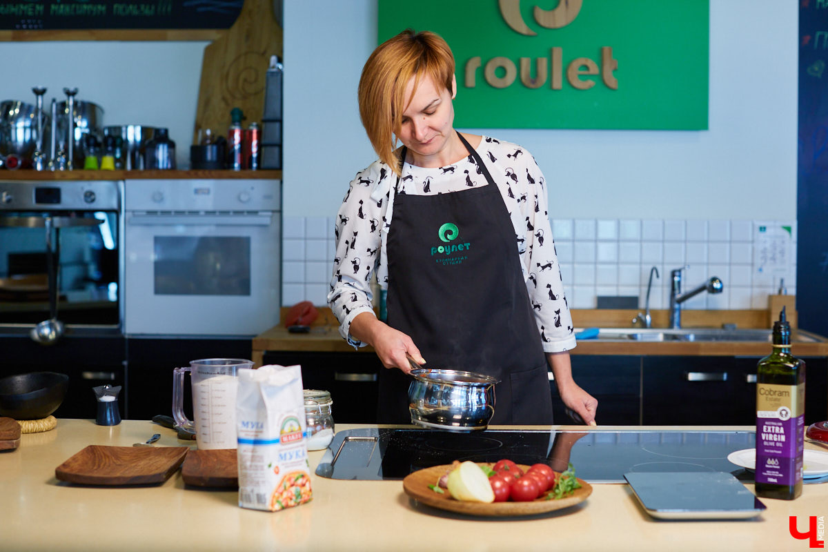 Бренд-шеф кулинарной студии Roulet Дмитрий Орловский убедил координатора проекта «Лиза Алерт» Валентину Савинову, что месить тесто не так и страшно