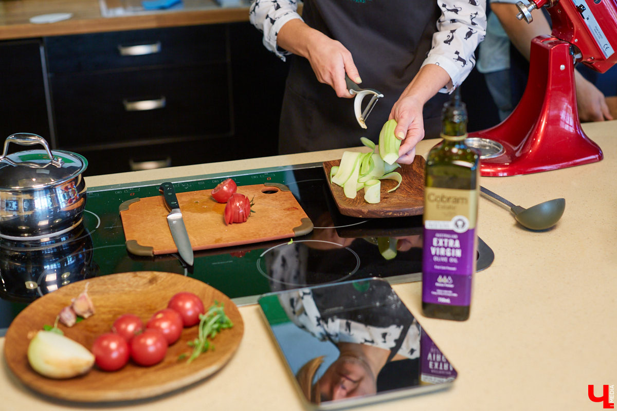 Бренд-шеф кулинарной студии Roulet Дмитрий Орловский убедил координатора проекта «Лиза Алерт» Валентину Савинову, что месить тесто не так и страшно