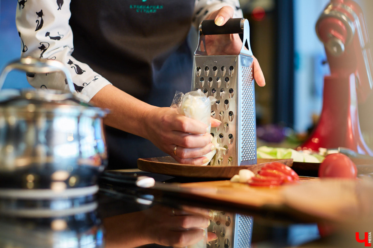 Бренд-шеф кулинарной студии Roulet Дмитрий Орловский убедил координатора проекта «Лиза Алерт» Валентину Савинову, что месить тесто не так и страшно