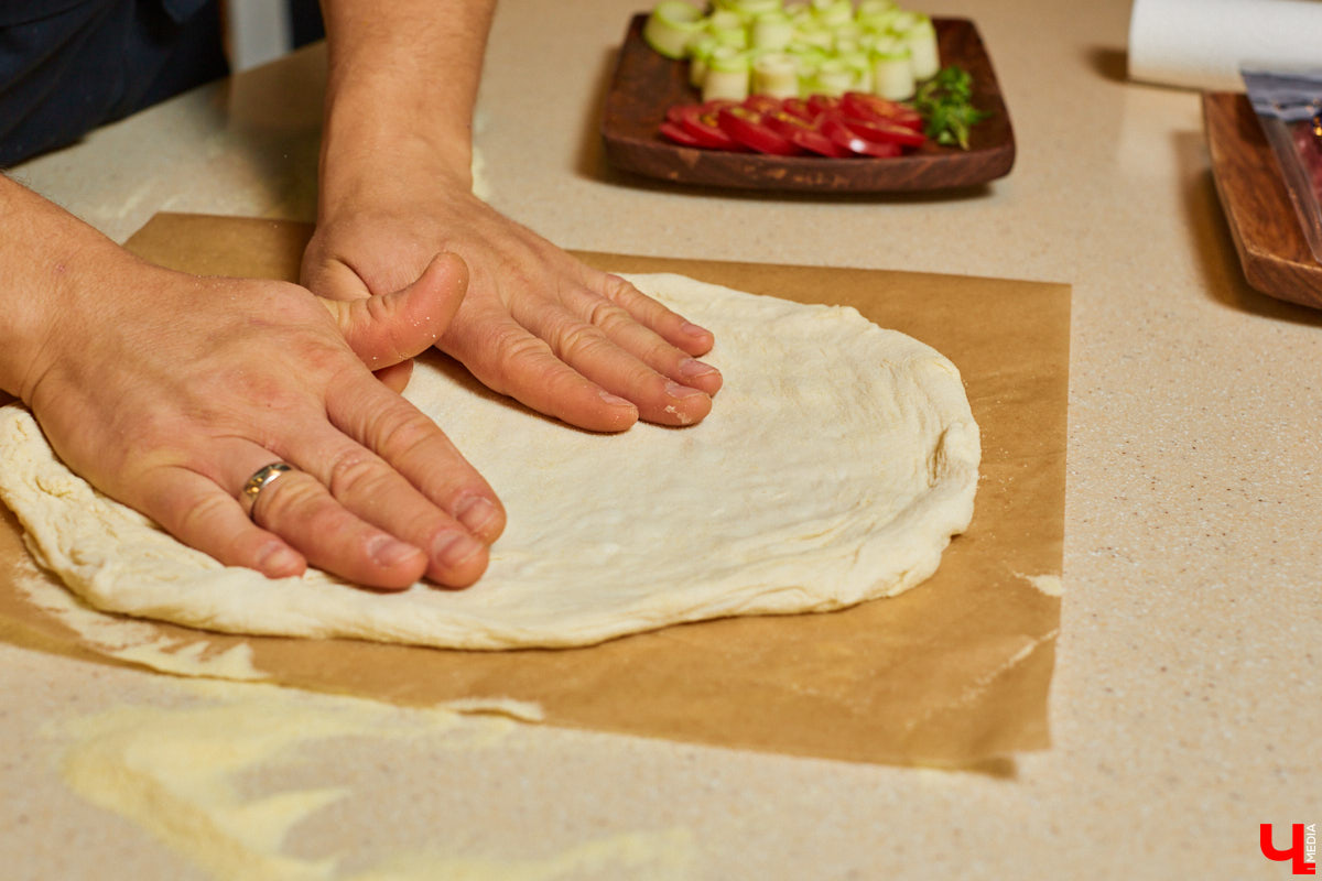 Бренд-шеф кулинарной студии Roulet Дмитрий Орловский убедил координатора проекта «Лиза Алерт» Валентину Савинову, что месить тесто не так и страшно