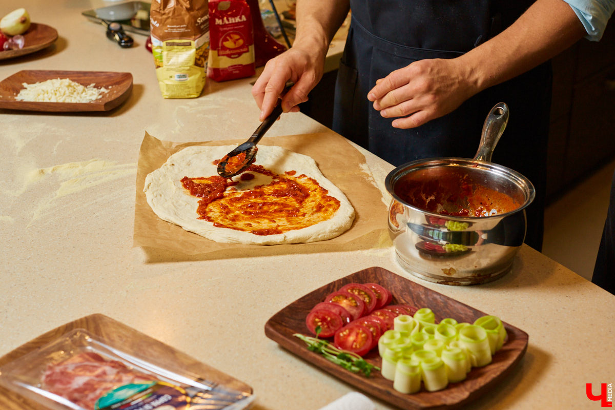 Бренд-шеф кулинарной студии Roulet Дмитрий Орловский убедил координатора проекта «Лиза Алерт» Валентину Савинову, что месить тесто не так и страшно