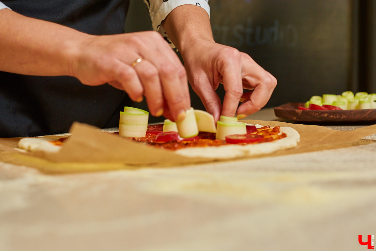 Бренд-шеф кулинарной студии Roulet Дмитрий Орловский убедил координатора проекта «Лиза Алерт» Валентину Савинову, что месить тесто не так и страшно