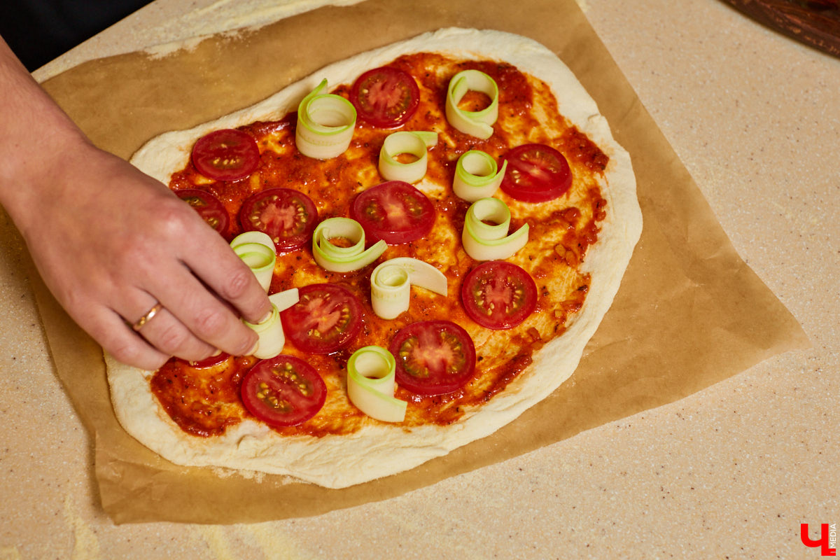 Бренд-шеф кулинарной студии Roulet Дмитрий Орловский убедил координатора проекта «Лиза Алерт» Валентину Савинову, что месить тесто не так и страшно