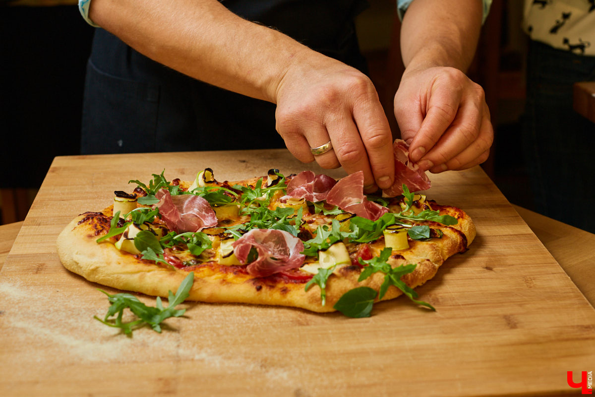 Бренд-шеф кулинарной студии Roulet Дмитрий Орловский убедил координатора проекта «Лиза Алерт» Валентину Савинову, что месить тесто не так и страшно