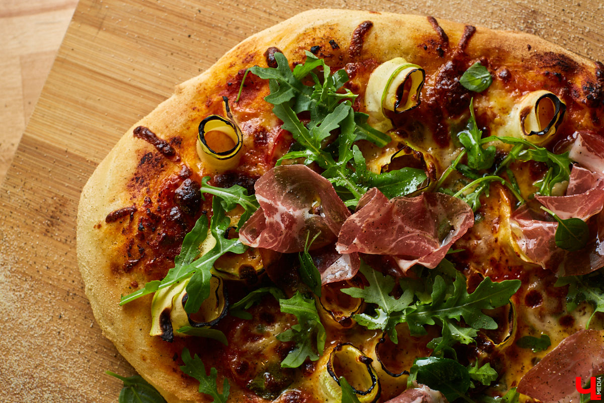 Бренд-шеф кулинарной студии Roulet Дмитрий Орловский убедил координатора проекта «Лиза Алерт» Валентину Савинову, что месить тесто не так и страшно