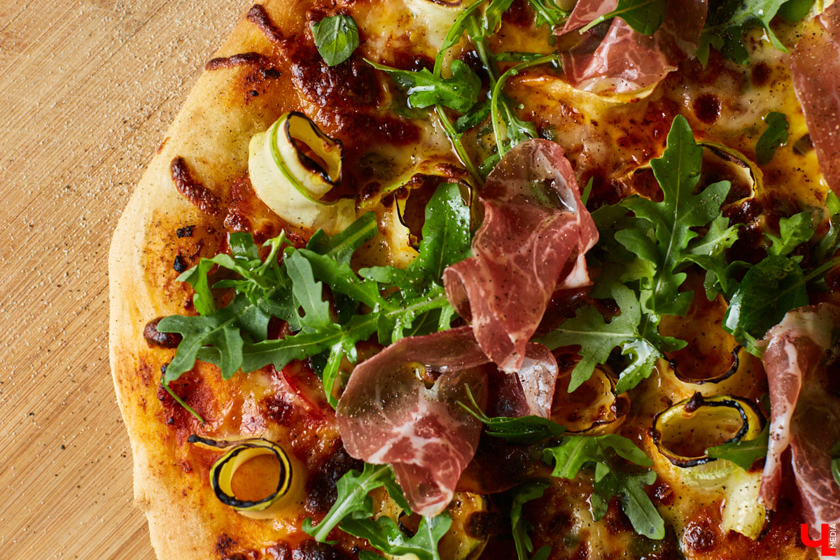 Бренд-шеф кулинарной студии Roulet Дмитрий Орловский убедил координатора проекта «Лиза Алерт» Валентину Савинову, что месить тесто не так и страшно