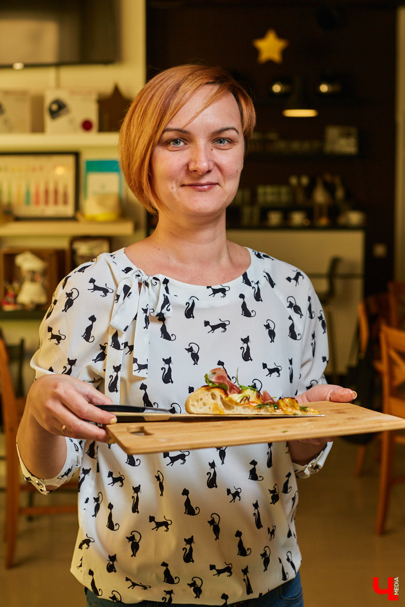 Бренд-шеф кулинарной студии Roulet Дмитрий Орловский убедил координатора проекта «Лиза Алерт» Валентину Савинову, что месить тесто не так и страшно