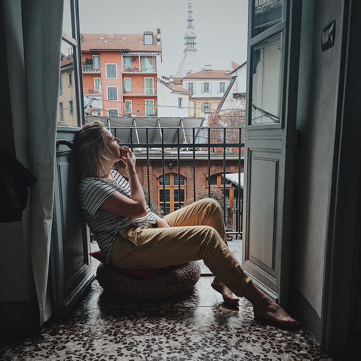 Продюсер Сабина Удальцова хотела переехать в Италию, но осталась во Владимире из-за закрытых границ. Как успешно работать на фрилансе в провинции и снимать рекламу для Vogue и Microsoft?