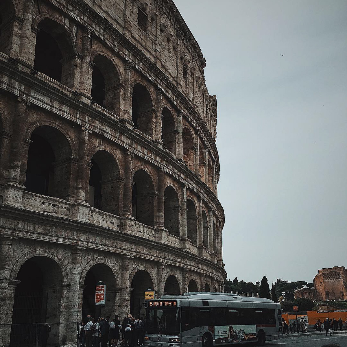 Продюсер Сабина Удальцова хотела переехать в Италию, но осталась во Владимире из-за закрытых границ. Как успешно работать на фрилансе в провинции и снимать рекламу для Vogue и Microsoft?