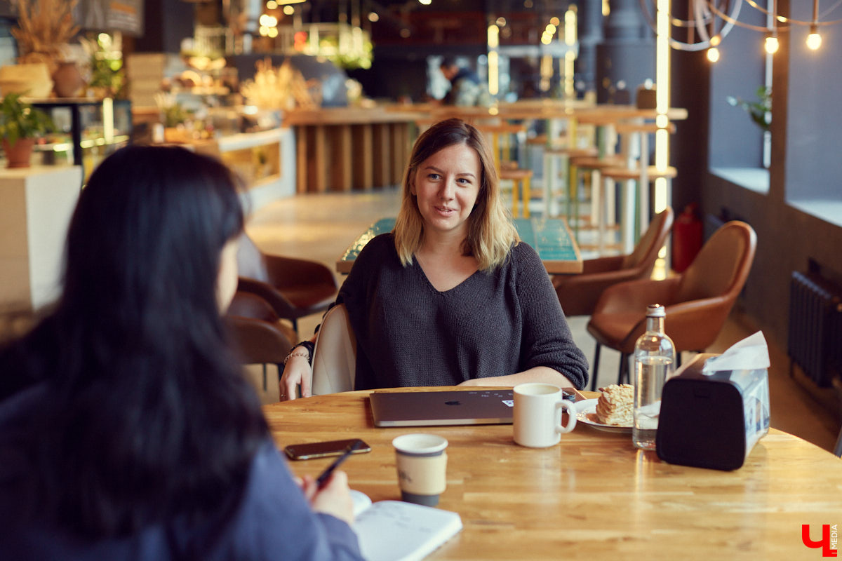 Продюсер Сабина Удальцова хотела переехать в Италию, но осталась во Владимире из-за закрытых границ. Как успешно работать на фрилансе в провинции и снимать рекламу для Vogue и Microsoft?