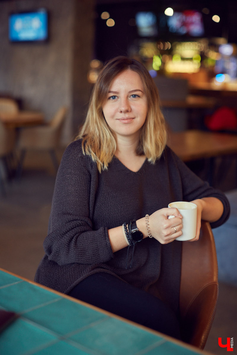 Продюсер Сабина Удальцова хотела переехать в Италию, но осталась во Владимире из-за закрытых границ. Как успешно работать на фрилансе в провинции и снимать рекламу для Vogue и Microsoft?