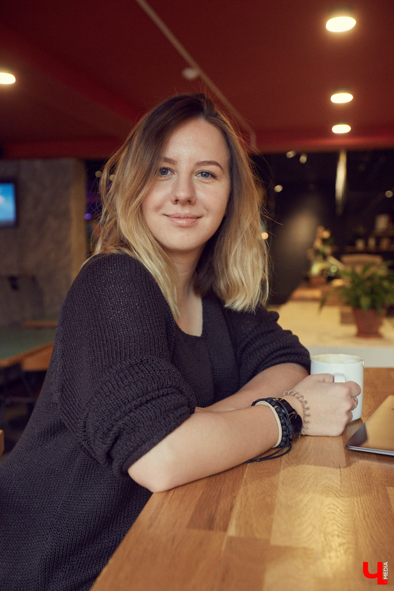 Продюсер Сабина Удальцова хотела переехать в Италию, но осталась во Владимире из-за закрытых границ. Как успешно работать на фрилансе в провинции и снимать рекламу для Vogue и Microsoft?