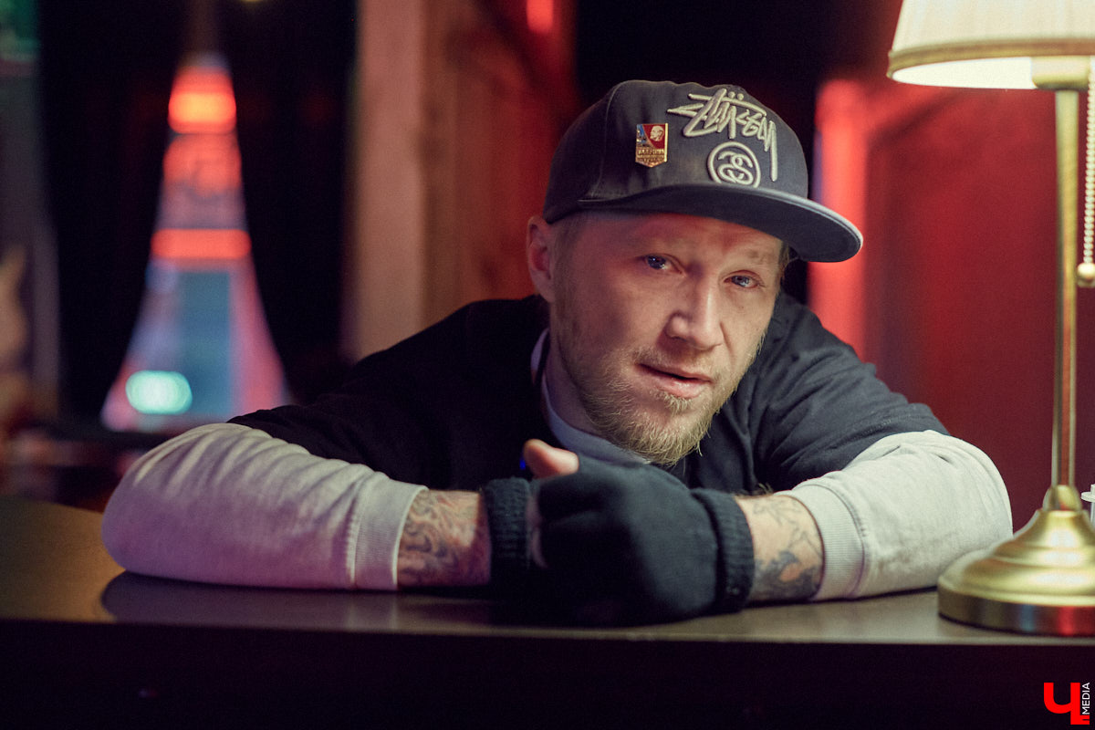 Поэт, скандалист и автор «Шести Пяток» Петр Мухаев в большом откровенном интервью рассказал о творчестве, жизненных обстоятельствах и продвижении