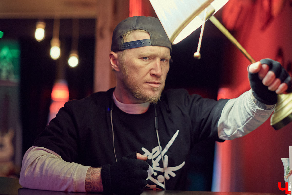 Поэт, скандалист и автор «Шести Пяток» Петр Мухаев в большом откровенном интервью рассказал о творчестве, жизненных обстоятельствах и продвижении