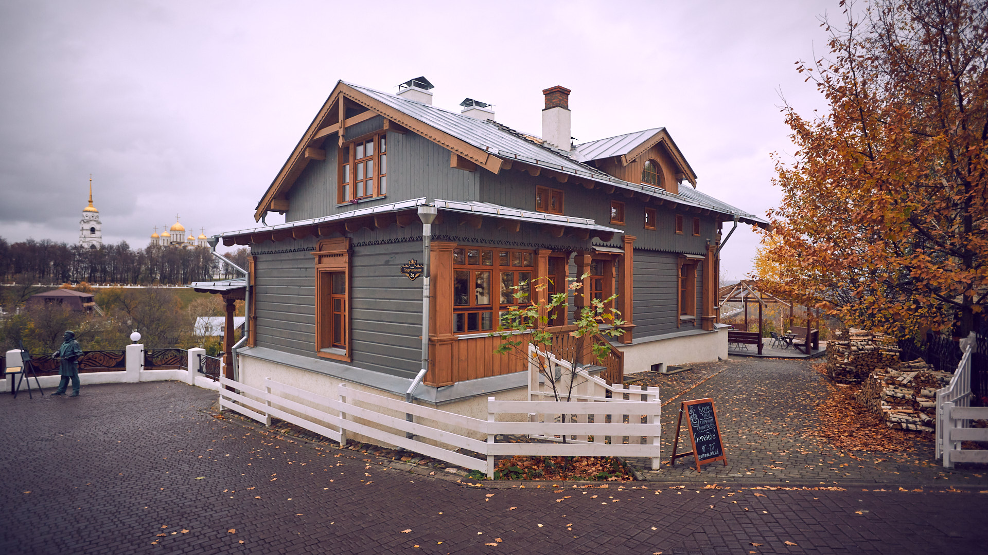 Прогулялись по владимирским улицам и посмотрели свежим взглядом на примечательные деревянные дома