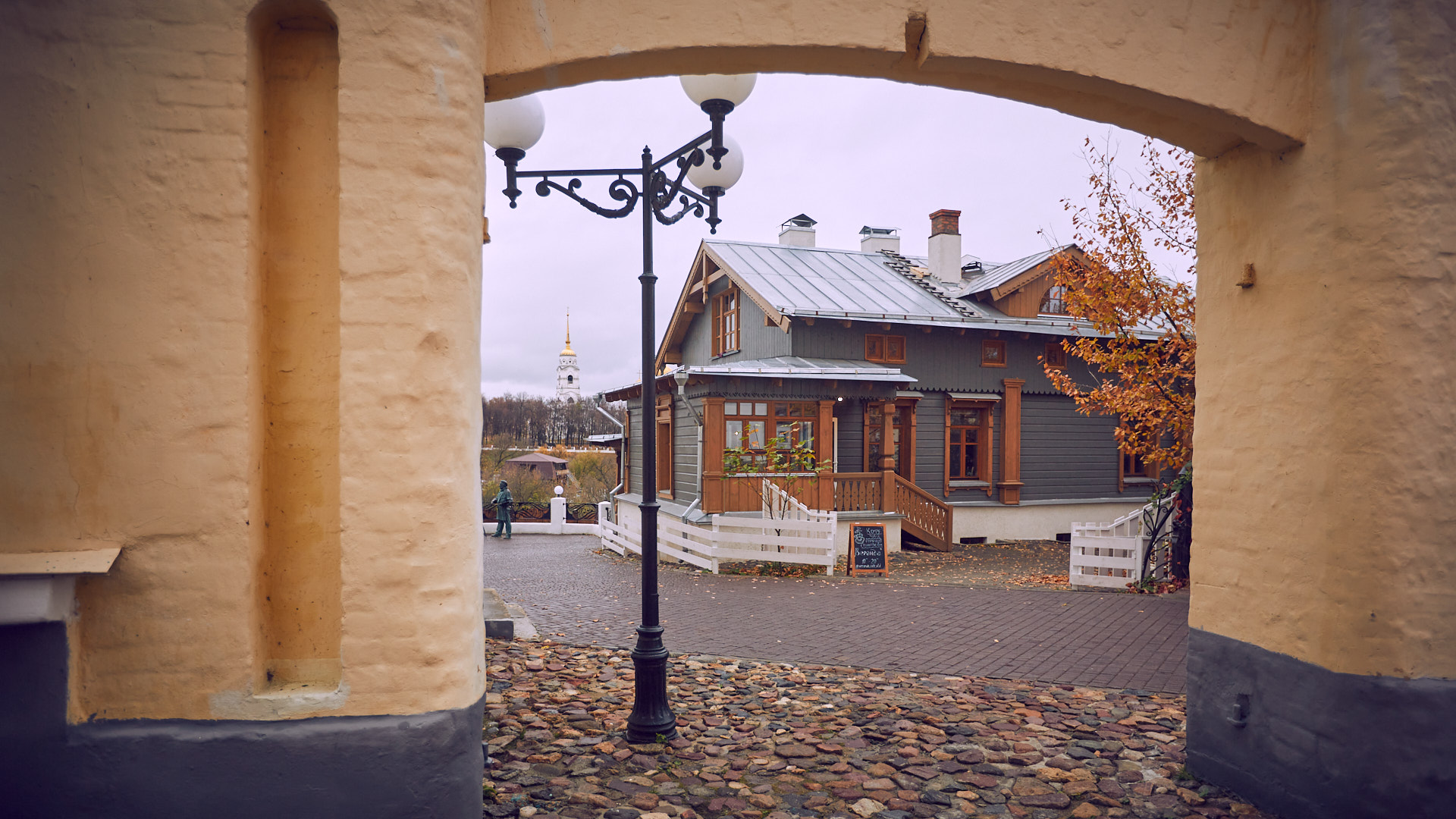 Прогулялись по владимирским улицам и посмотрели свежим взглядом на примечательные деревянные дома