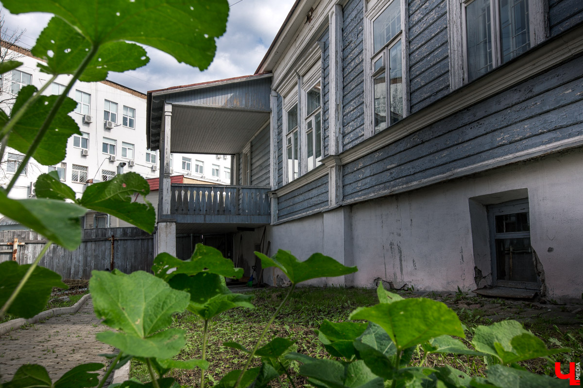 Прогулялись по владимирским улицам и посмотрели свежим взглядом на примечательные деревянные дома