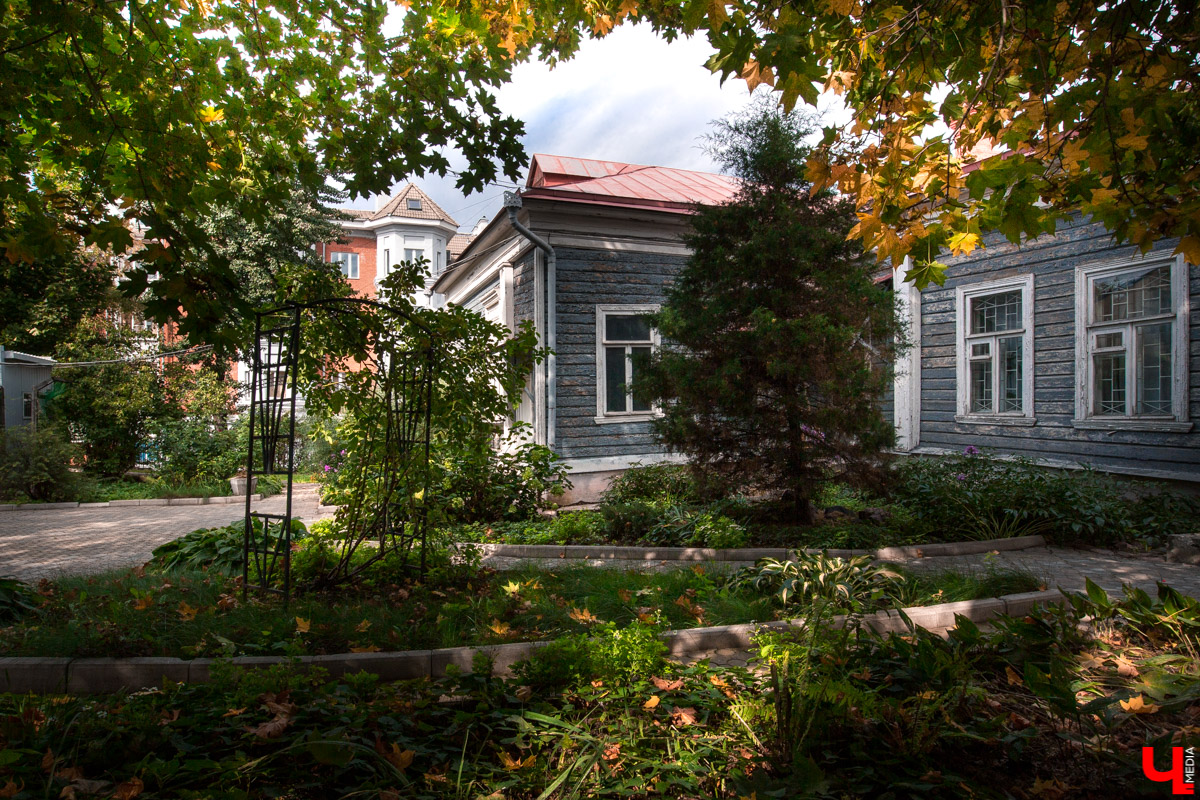 Прогулялись по владимирским улицам и посмотрели свежим взглядом на примечательные деревянные дома