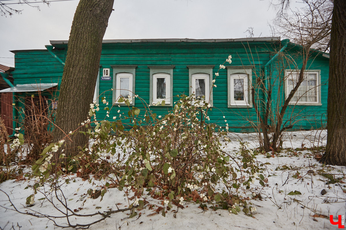 Прогулялись по владимирским улицам и посмотрели свежим взглядом на примечательные деревянные дома